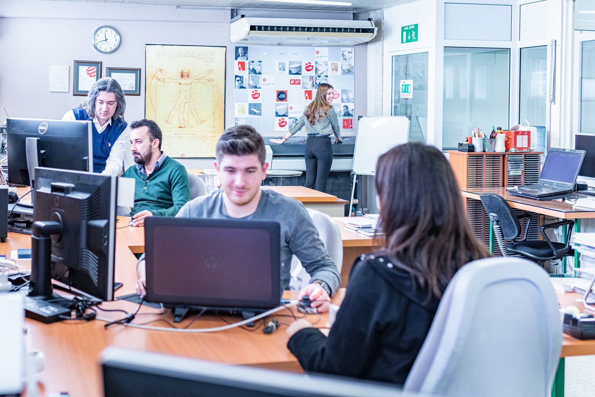 Mitarbeiter arbeitet am PC